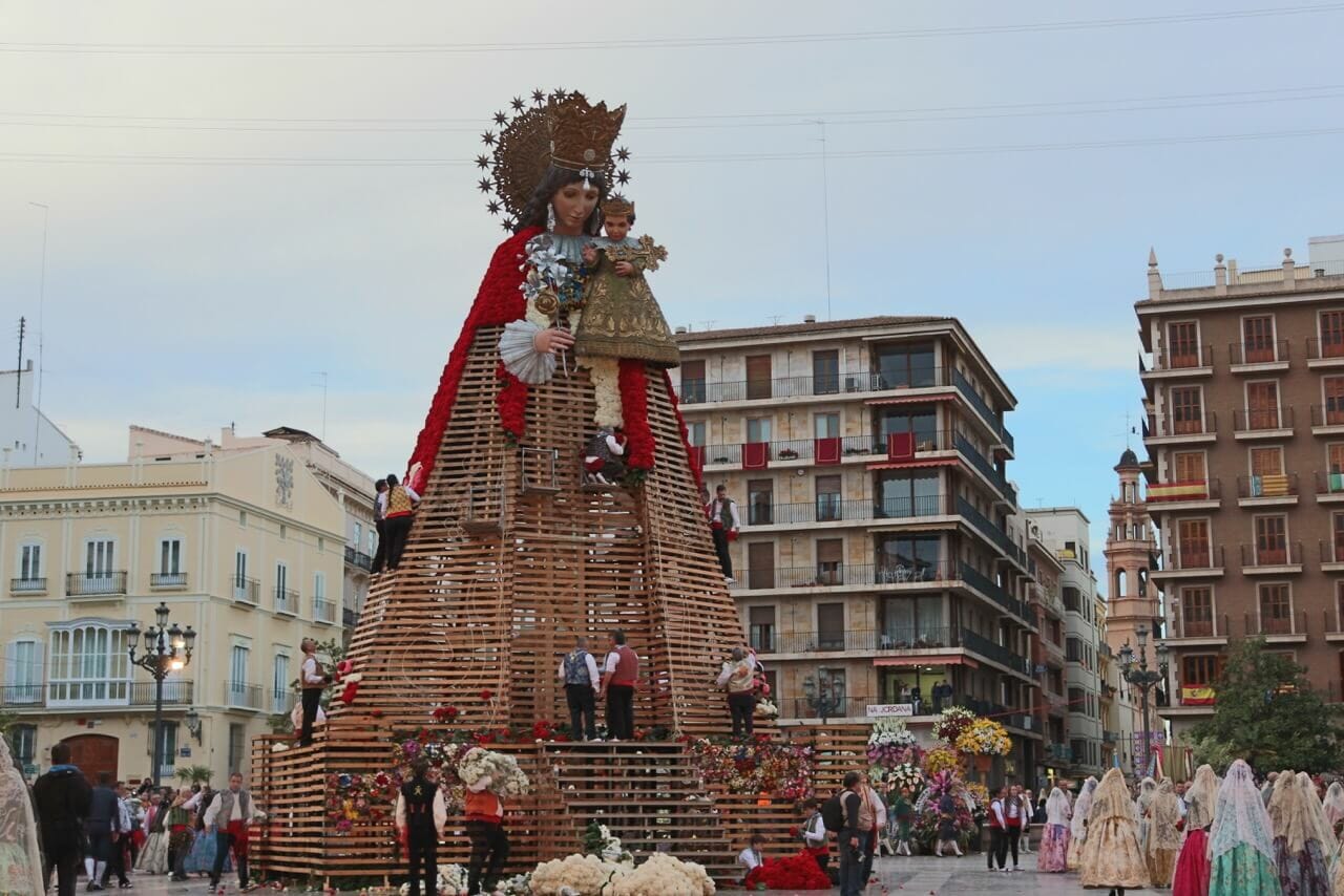 A imponente imagem de Nossa Senhora dos Desamparados na Plaza de la Virgen