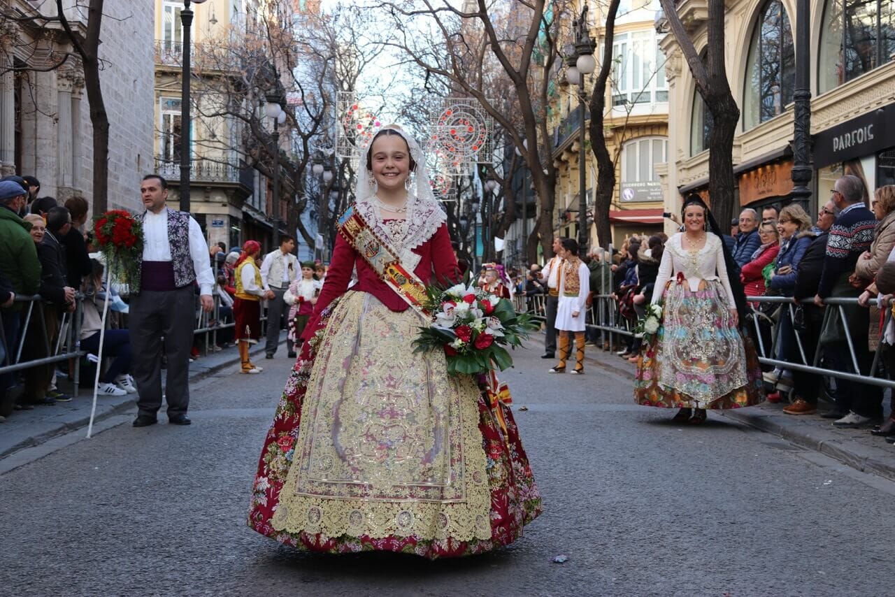 Uma charmosa e alegra fallera mayor infantil durante o desfile de flores