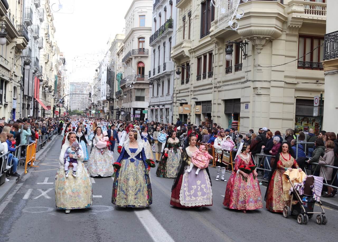 Miles de falleros y falleras de todas las edades participan de la Ofrenda de flores cada año.