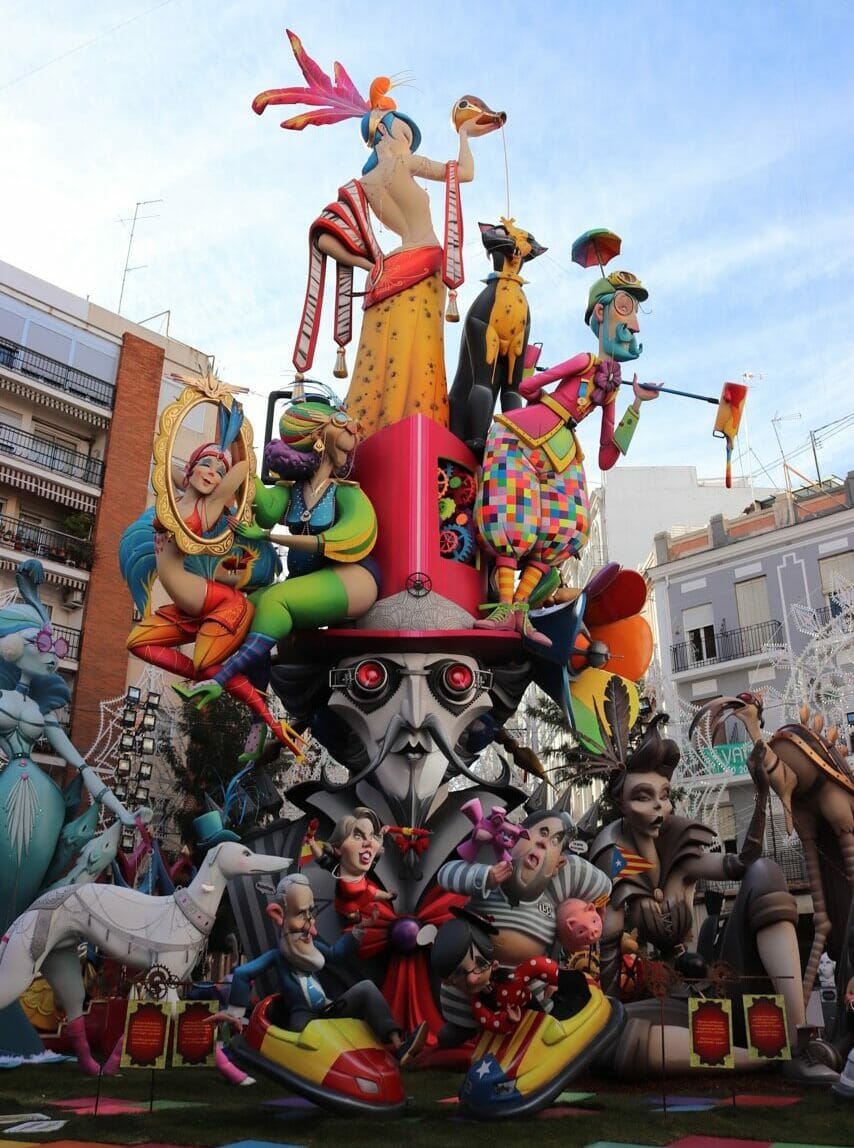 The Falla Cuba-Literat Azorín (Vicente Manuel Martínez Avarice) in Ruzafa neighborhood got the second prize of the Special Section in 2018.