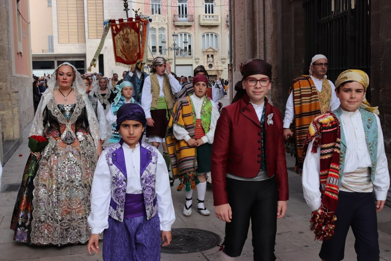 Falleros vestidos con sus trajes tradicionales valencianos.