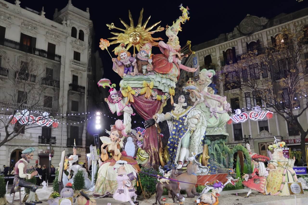 Es hora de ver las fallas encantadoras en las calles de Valencia.