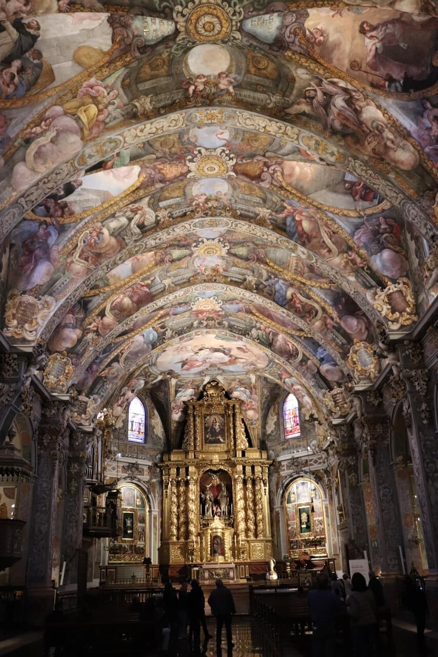 Las bóvedas góticas cubiertas con magníficos y vívidos frescos en la Parroquia de San Pedro Mártir y San Nicolás Obispo en Valencia, España