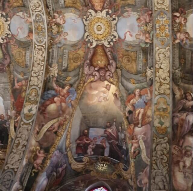 o teto pintado com afrescos da Parroquia de San Pedro Mártir y San Nicolás Obispo