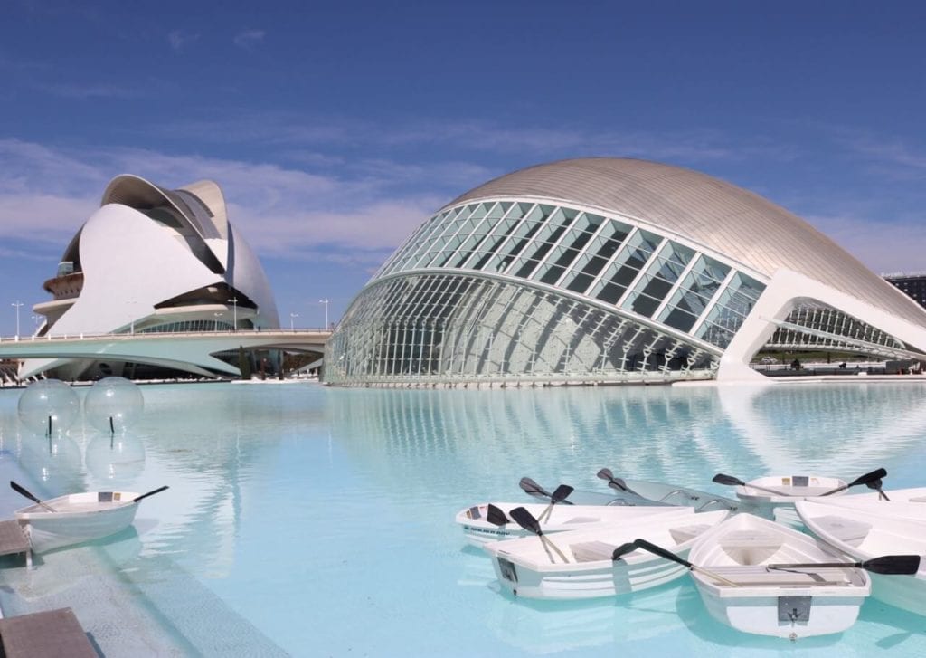 el complejo aruqitectonico de la Ciudad de la Artes y las ciencias, uno de los lugares que tiene que estar en tu Valencia itinerario