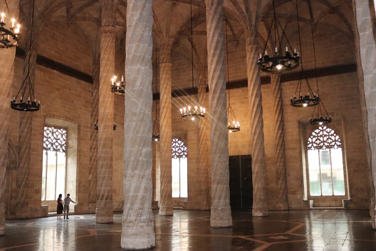as enormes colunas da La Lonja de la Seda, Valência, Espanha