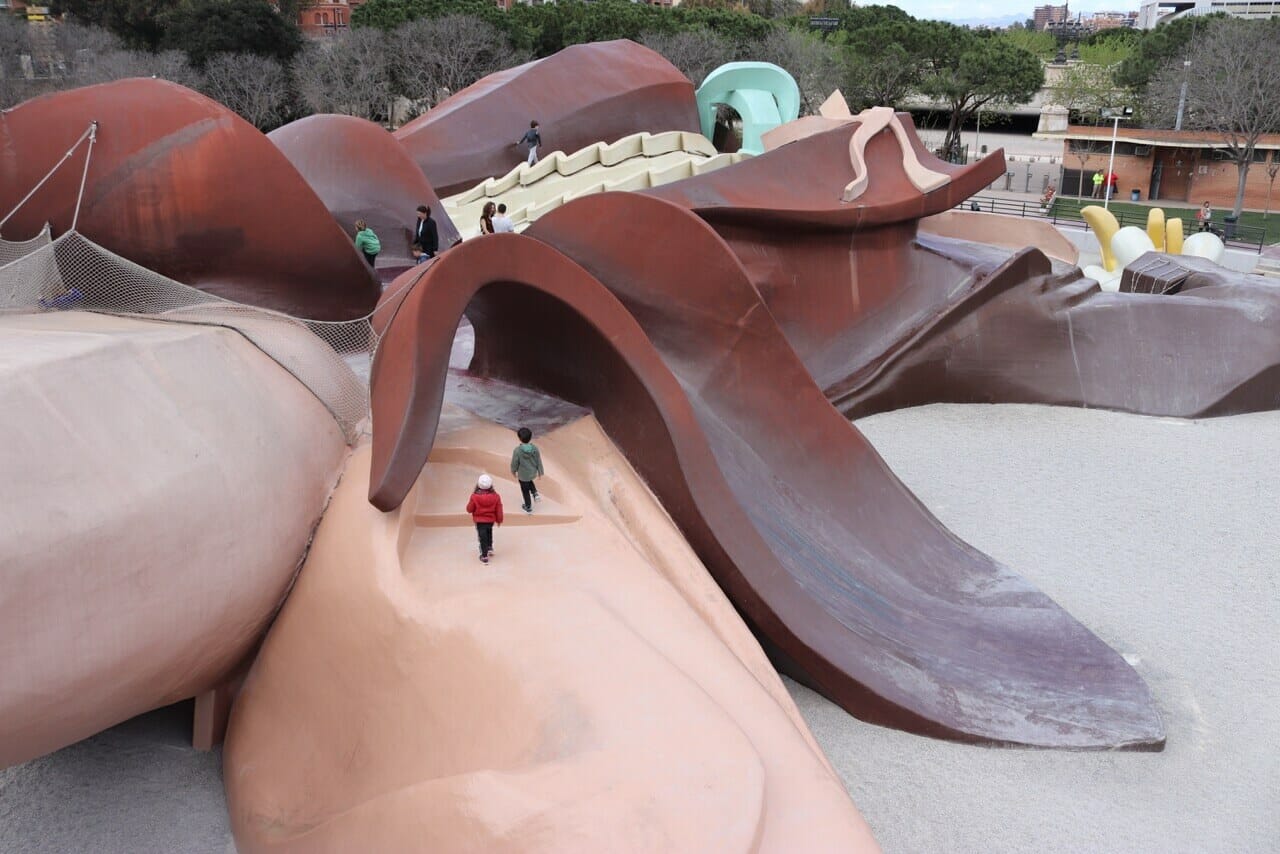 Parque Gulliver, uma escultura gigantesca de Gulliver de 70 m de comprimento com rampas, escorregadores e escadas