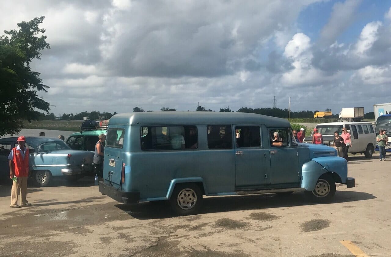 Tomar Taxi colectivos es una buena opción para ahorrar dinero cuando estas viajando en Cuba