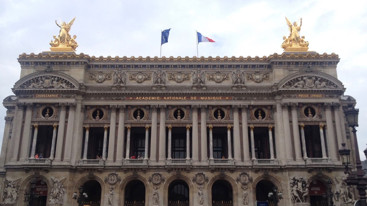 la fachada de Palais Garnier con dos estatuas de ángeles doradas, París