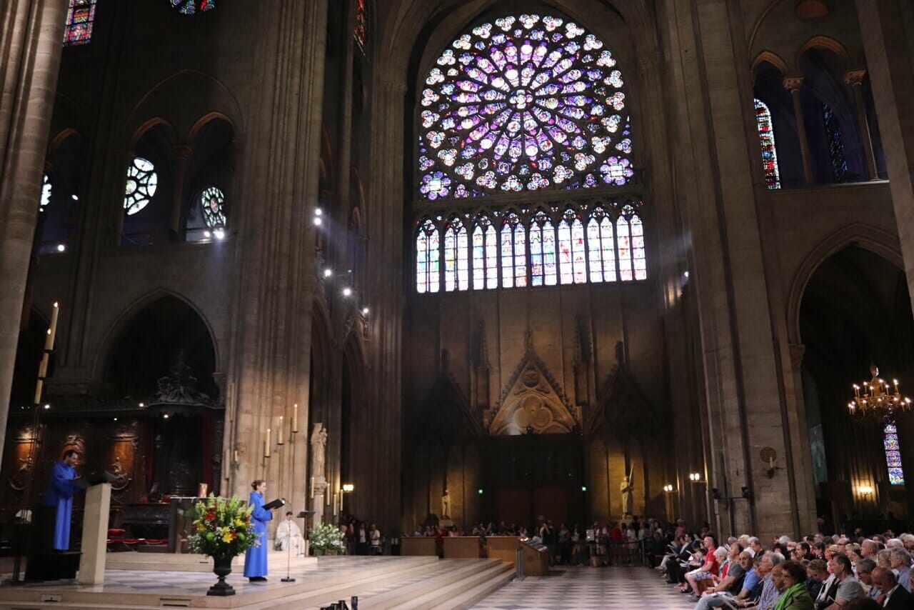 Missa na manhã de domingo na Catedral de Notre-Dame.