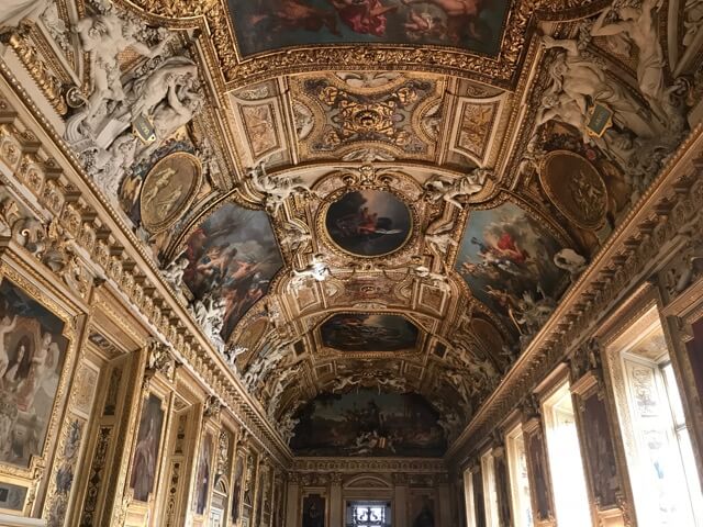 O lindo teto com quadros e estatuas da Galerie d'Apollon no Museu do Louvre, Paris
