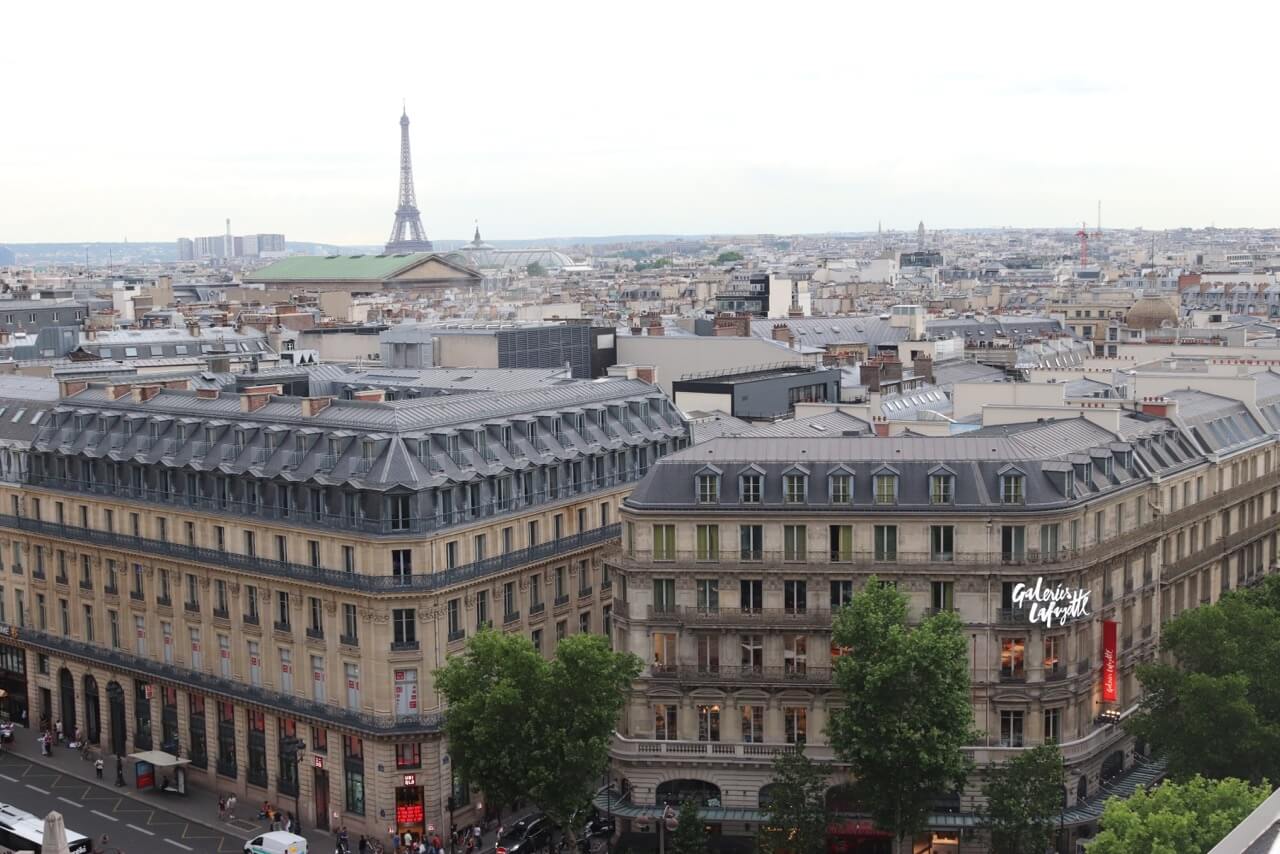 Vista de la Torre Eiffel desde la azotea de la tienda insignia de Galerías Lafayette.