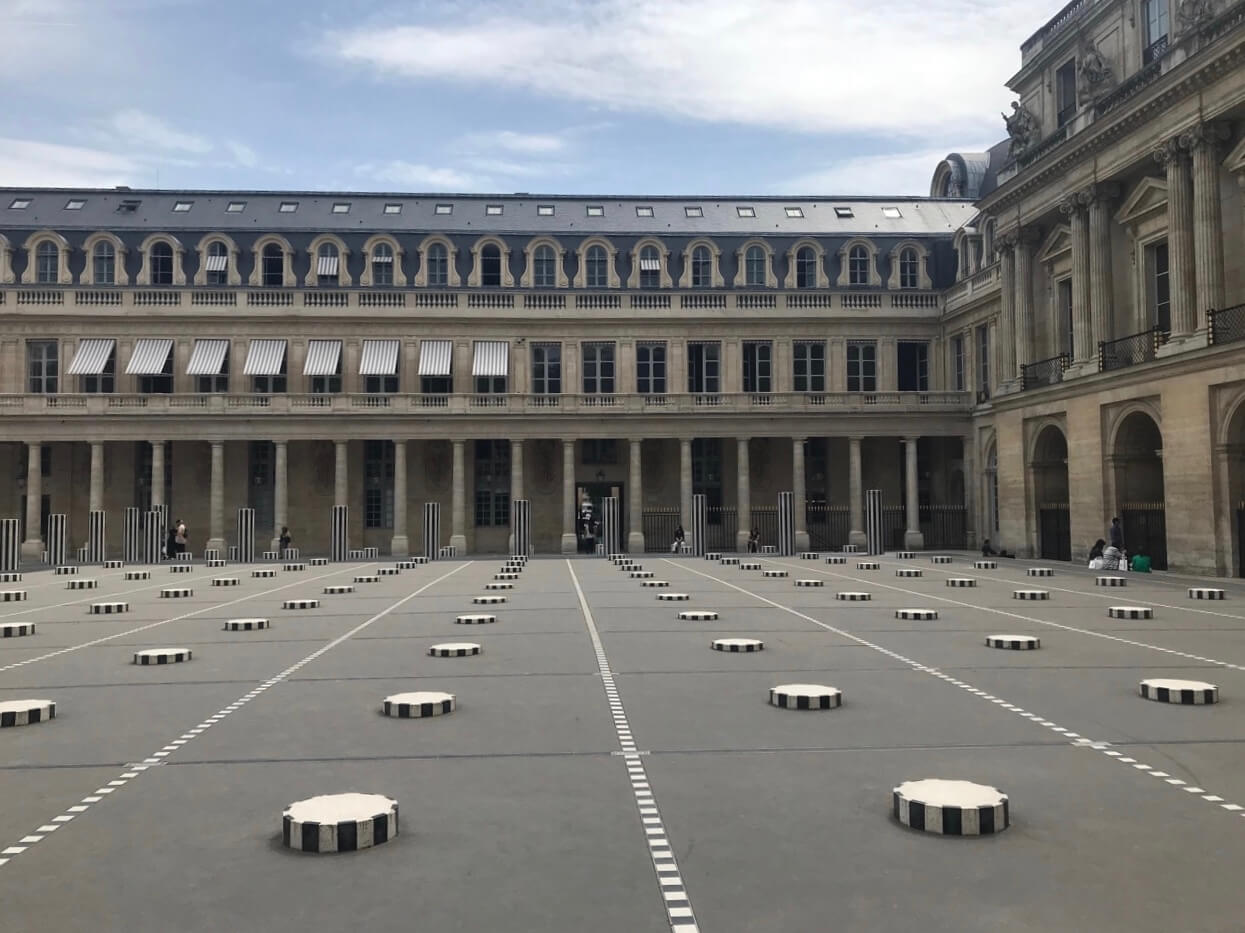 Palais Royal e sua mescla arquitetônica, com o pavilhão da esquerda em Barroco e o da direita em Neoclássico.