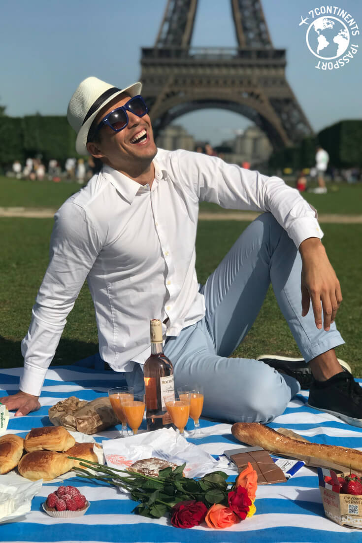Pericles Rosa from the blog 7 Continents 1 Passport having a picnic at Champs de mars with the Eiffel Tower in the background 