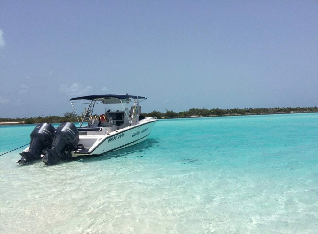 Un barco ancorado en un banco de arena en Exuma, Bahamas