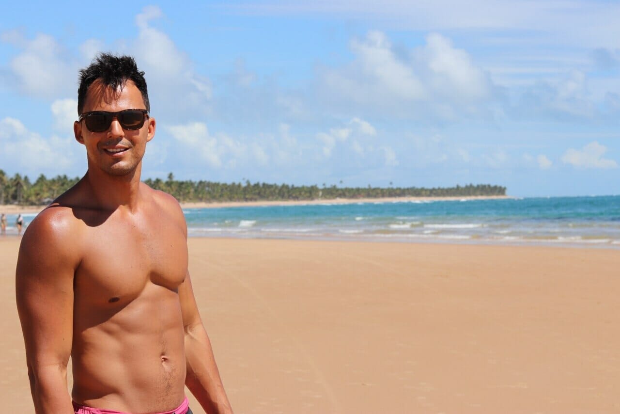 Péricles Rosa na praia de Taipu de Fora, na Bahia e um vasto coqueiral ao fundo