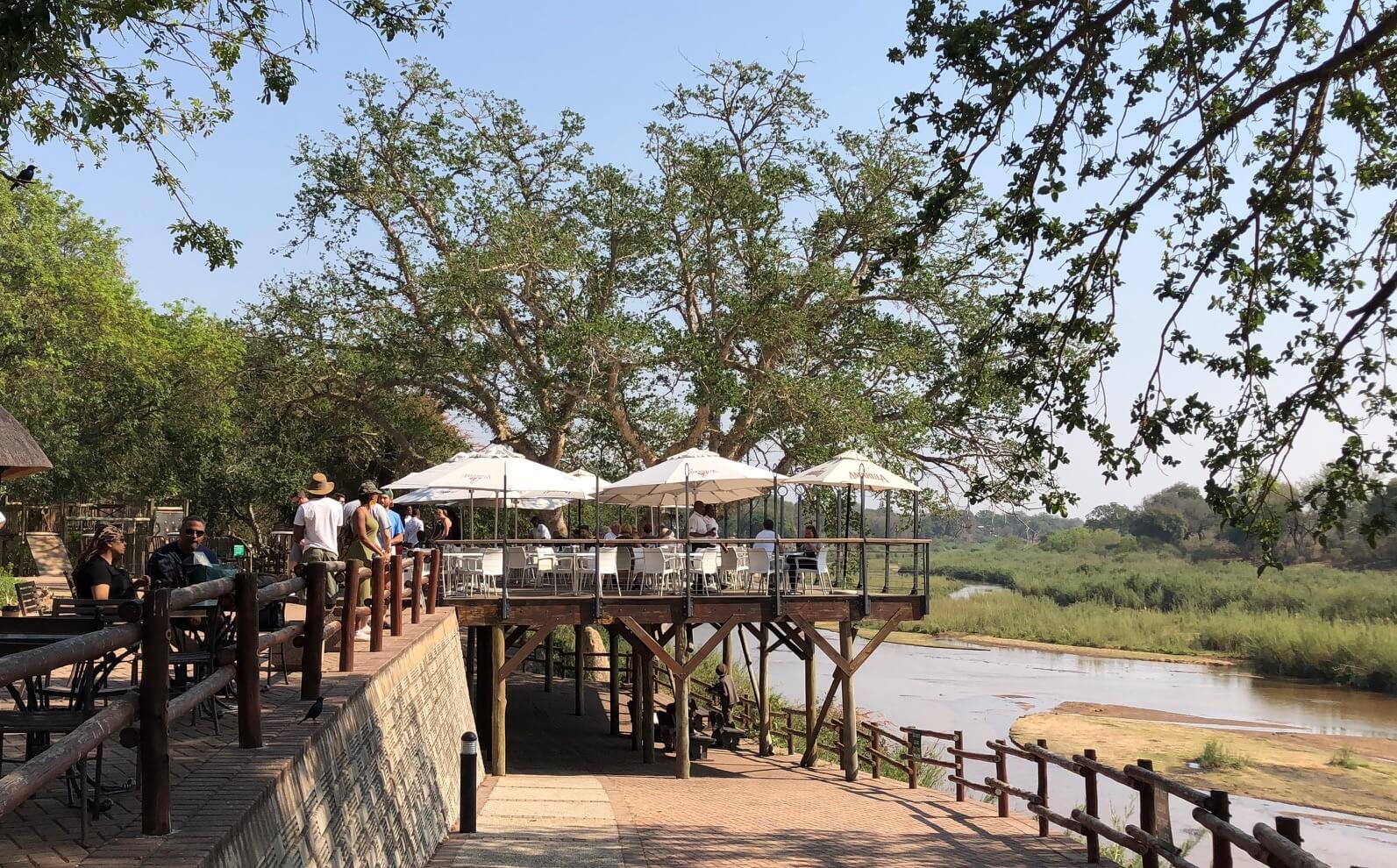 Restaurante em Skukuza Camp com uma belíssima vista, Kruger Park, África do Sul.