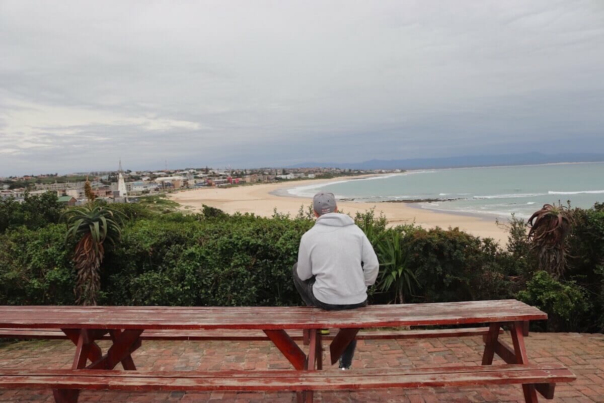 Isla Vibe, en J-Bay, ofrece una muy buena vista de la ciudad y sus playas.