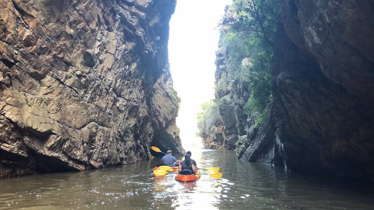 Pessoas andando de caiaque em desfiladeiro em Wilderness, África do Sul