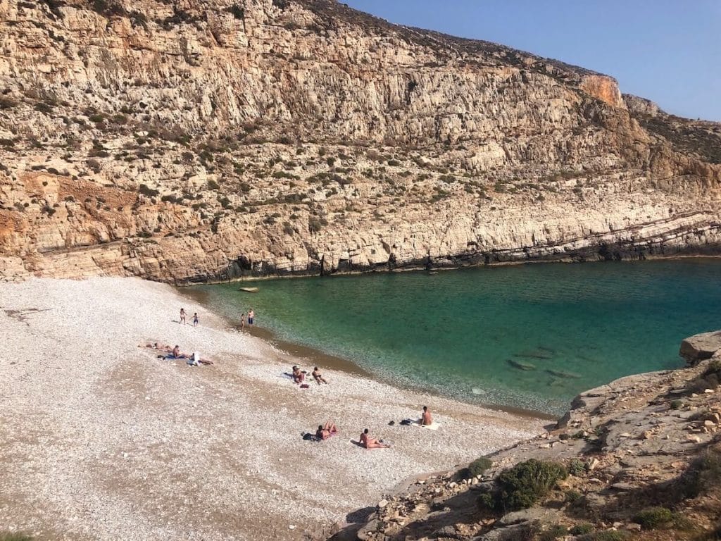 Livadaki es una de las playas nudista opcional de Folegandros. 