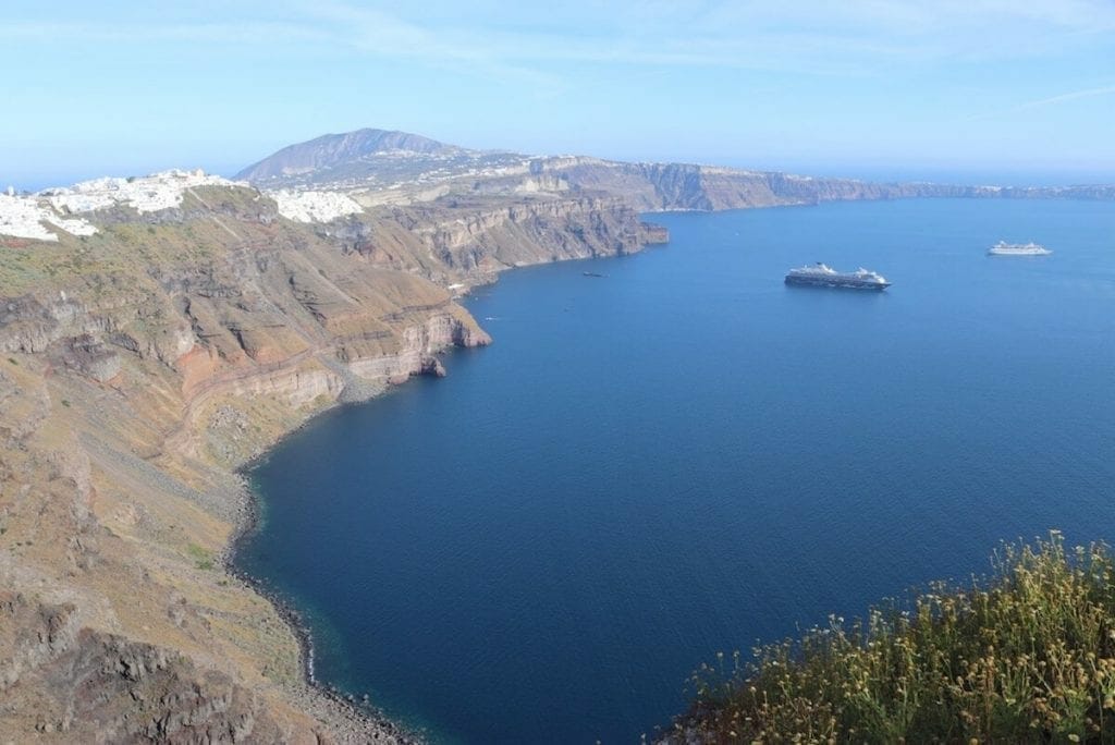 Vista de la famosa caldera de Santorini, del Mar Egeo y de algunos hoteles desde imerovigli, Santorini