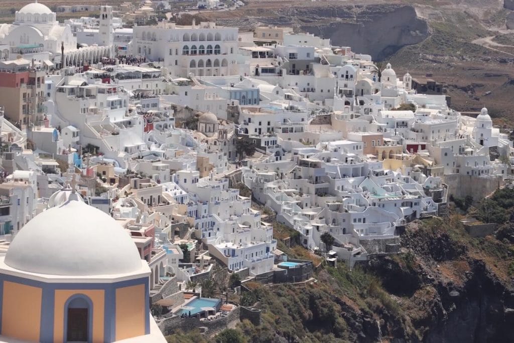 Vista del pueblo de Fira, Santorini, Grécia