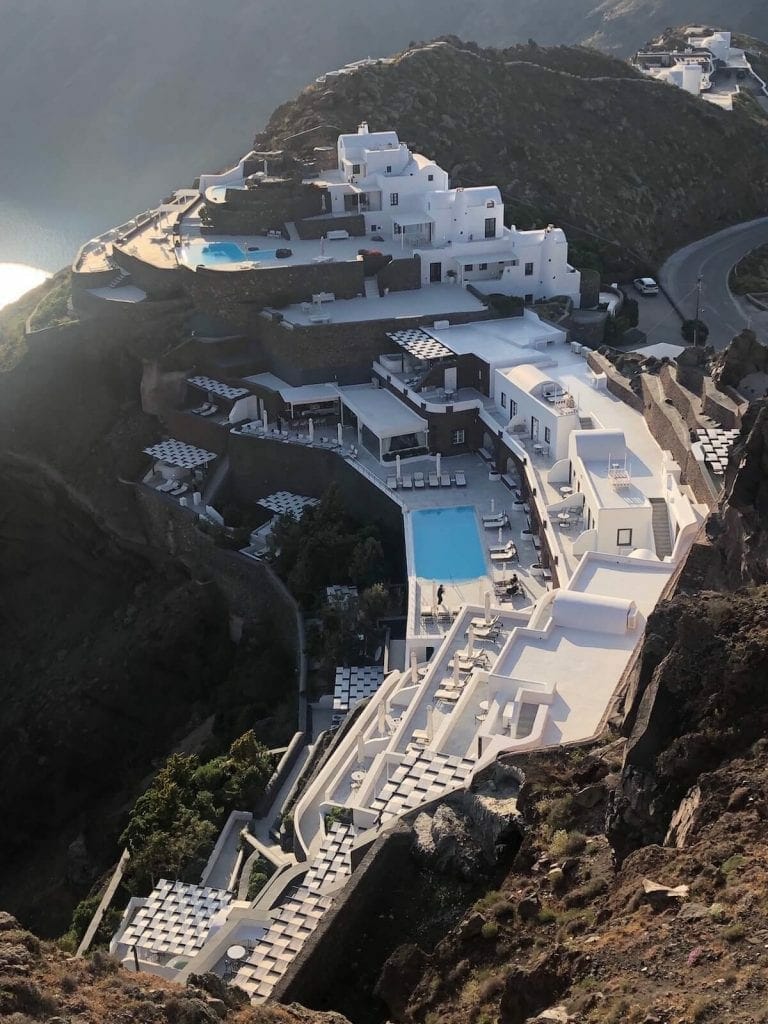 Hotel en Imerovigli con casas encaladas y piscina de brode infinito y vistas a la caldera