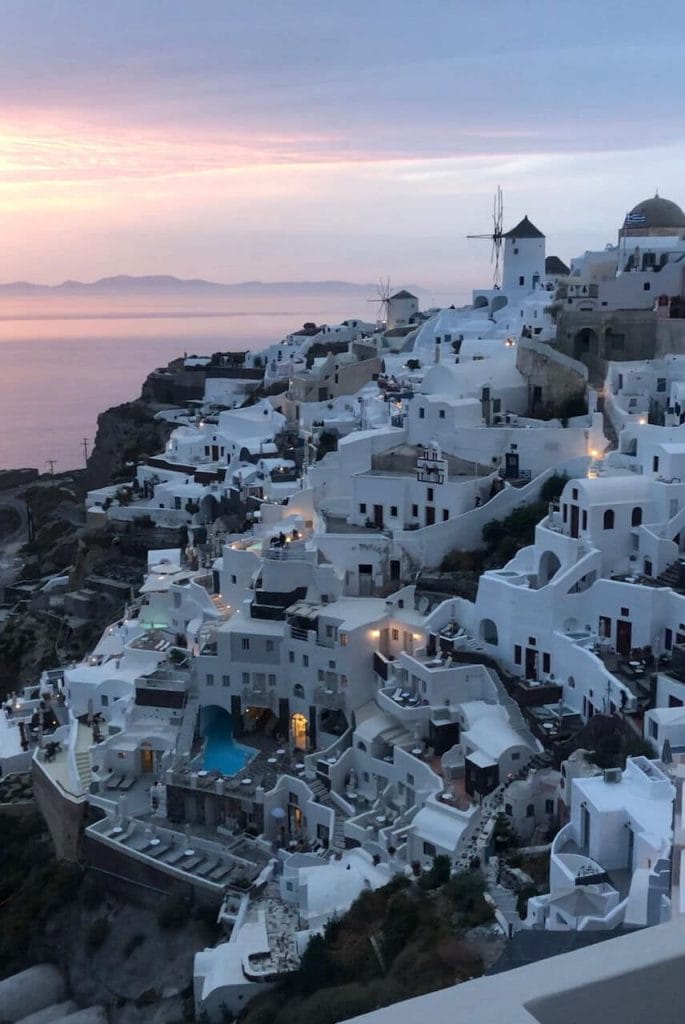 casas encaladas en la ciudad de Oia, Santorini, durante la puesta de sol