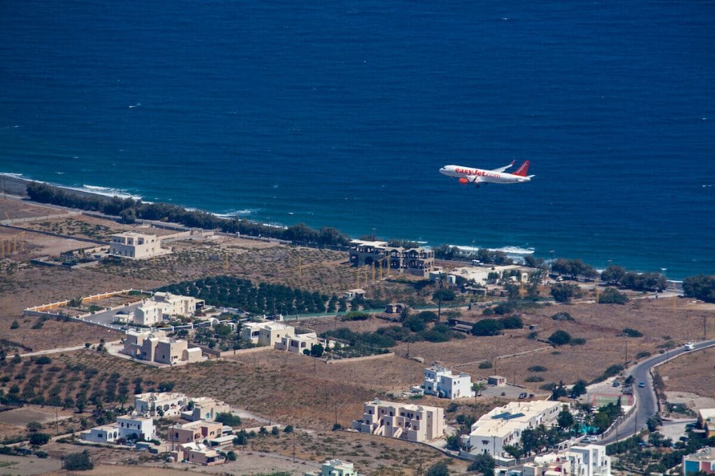 Um avião da companhia aérea Easy Jet sobrevoando Santorini