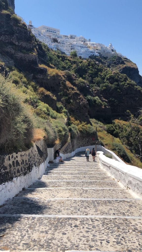 Bajando los 587 escalones para el puerto viejo de Santorini