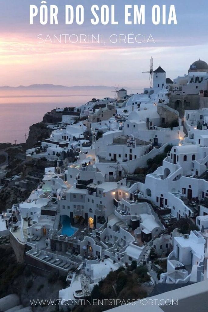 casas caiadas de branco no topo de um penhasco em Oia, Santorini, ao pôr do sol