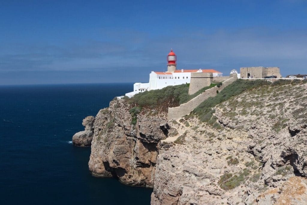 Cabo de São Vicente con sus enormes acantilados junto al mar y un faro, Sagres, Algarve, Portugal