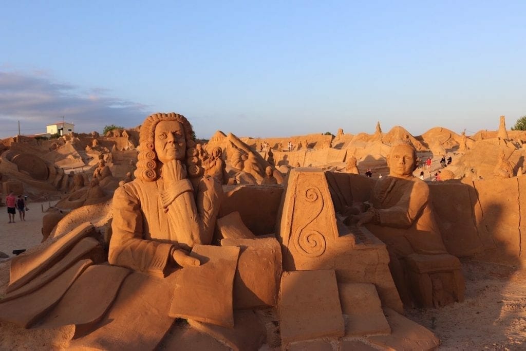Esculturas de areia no Fiesa Sandy City, Armação de Pêra, Portugal