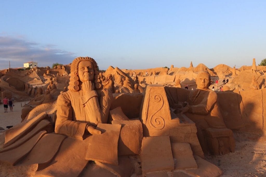 Esculturas de arena en Fiesa Sandy City, Armação de Pêra, Portugal