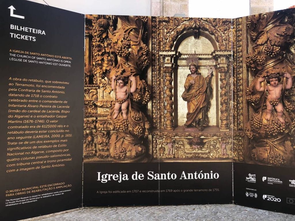 Um banner da Igreja de Santo António, Lagos, Portugal, com informações aos visitantes