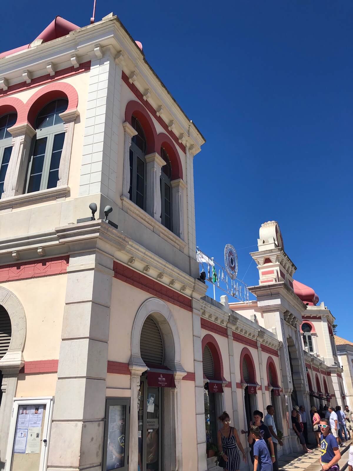 La fachada de inspiración árabe del mercado de Loulé y algunas motos aparcadas frente a él