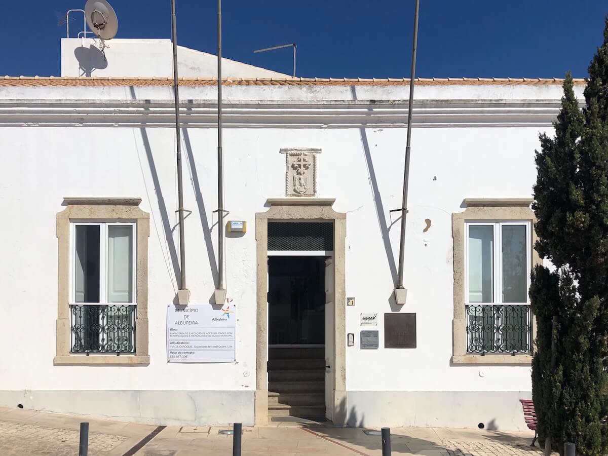 La fachada blanca del Museu Municipal de Arqueologia de Albufeira