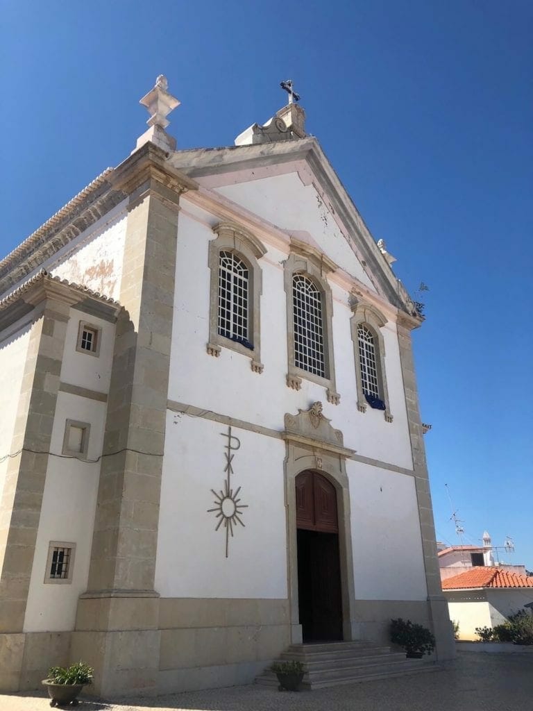 A fachada da Igreja Matriz (Igreja Paroquial) Nossa Senhora da Conceição em Albufeira, Portugal