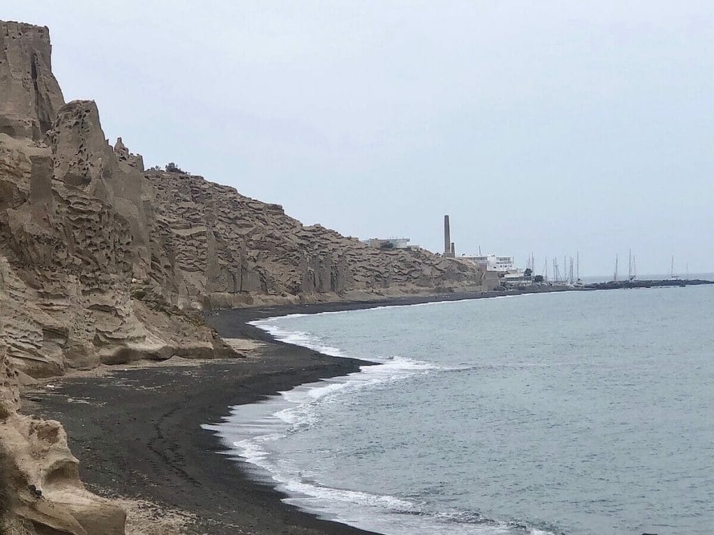 Eros Beach, una orilla aislada de guijarros rodeada de asombrosos acantilados beige en la isla de Santorini, Grecia