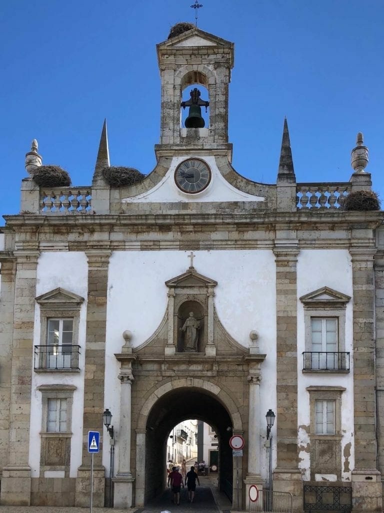 A magnífica fachada do Arco da Vila, Faro