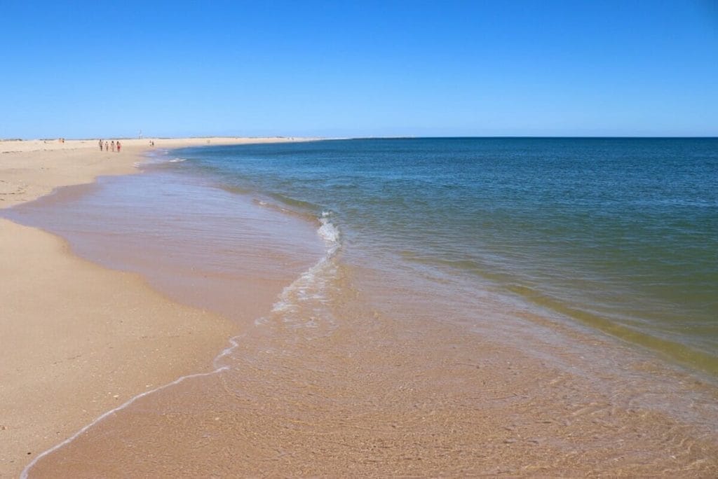 El agua cristalina de Ilha Deserta, Faro, Portugal