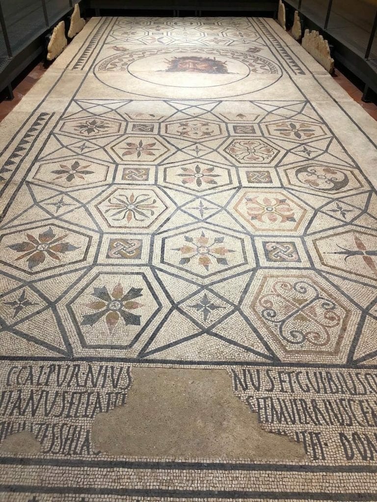 Mosaico do Deus do Mar Oceano no Museu Municipal de Faro