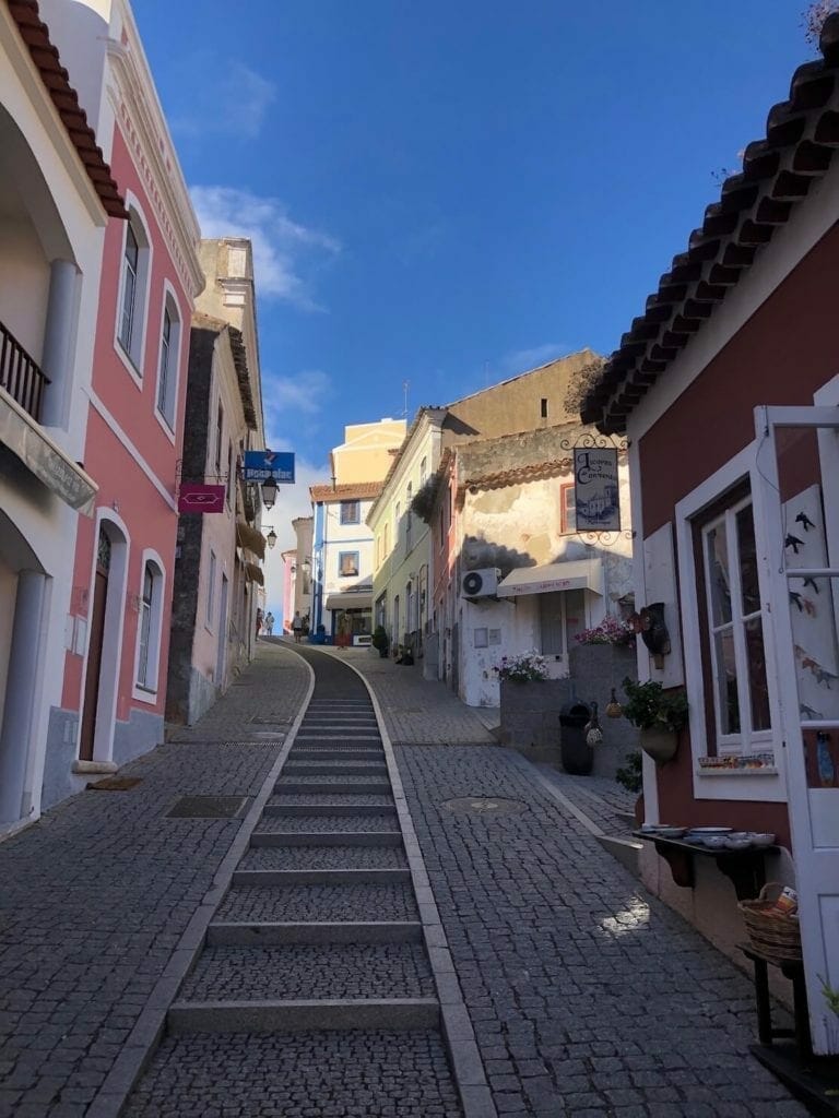 calle con coloridas casas portuguesas en la ciudad de Monchique, Algarve