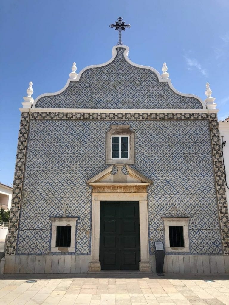 una exquisita iglesia en Tavira, Portugal, cubierta con azulejos portugueses