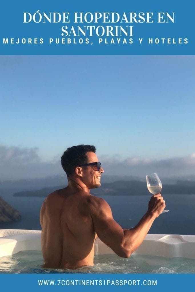un hombre con gafas de sol sosteniendo una copa de vino blanco en un jacuzzi de un hotel en Imerovigli, Santorini