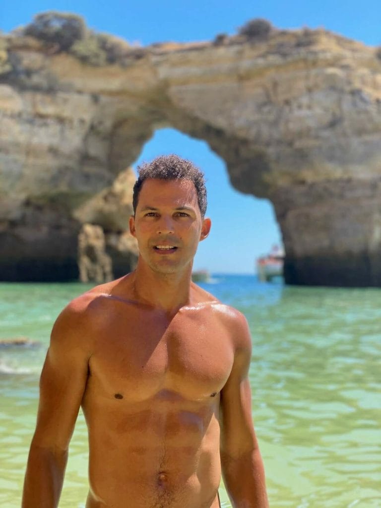 Pericles Rosa en Praia de Albandeira, Portugal, con su famoso arco de mar al fondo