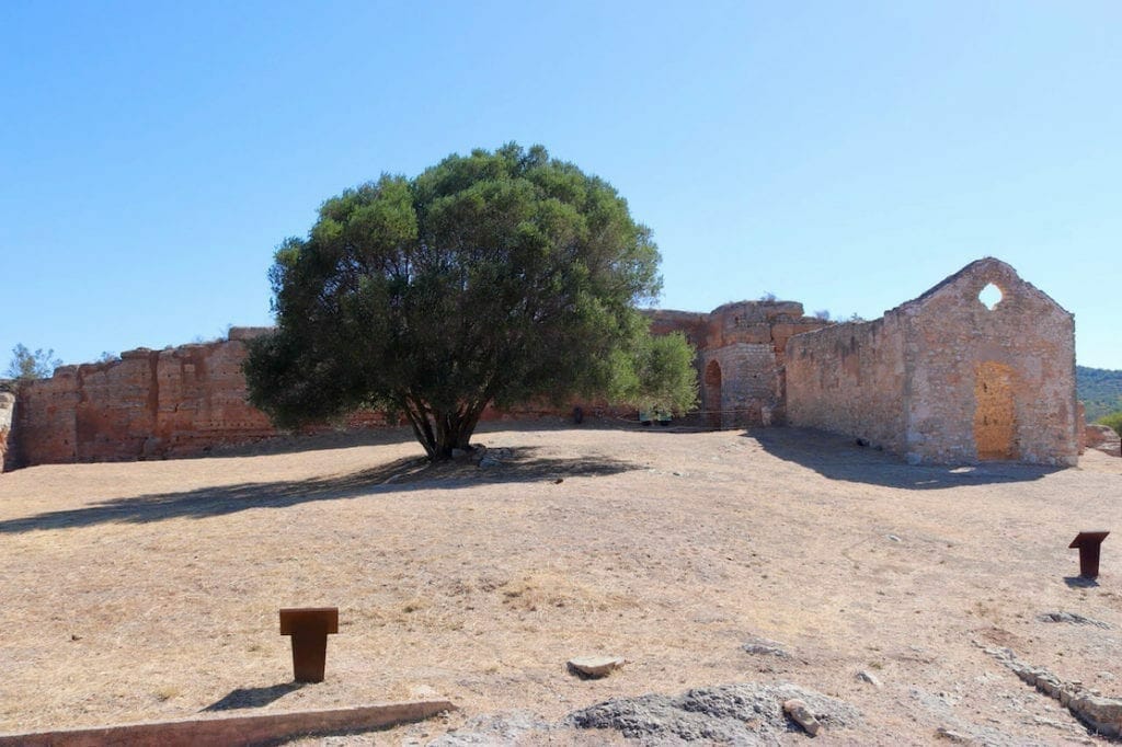 os restos de uma estrutura trapezoidal, com quase um hectare de tamanho e uma árvore no Castelo de Paderne, Albufeira