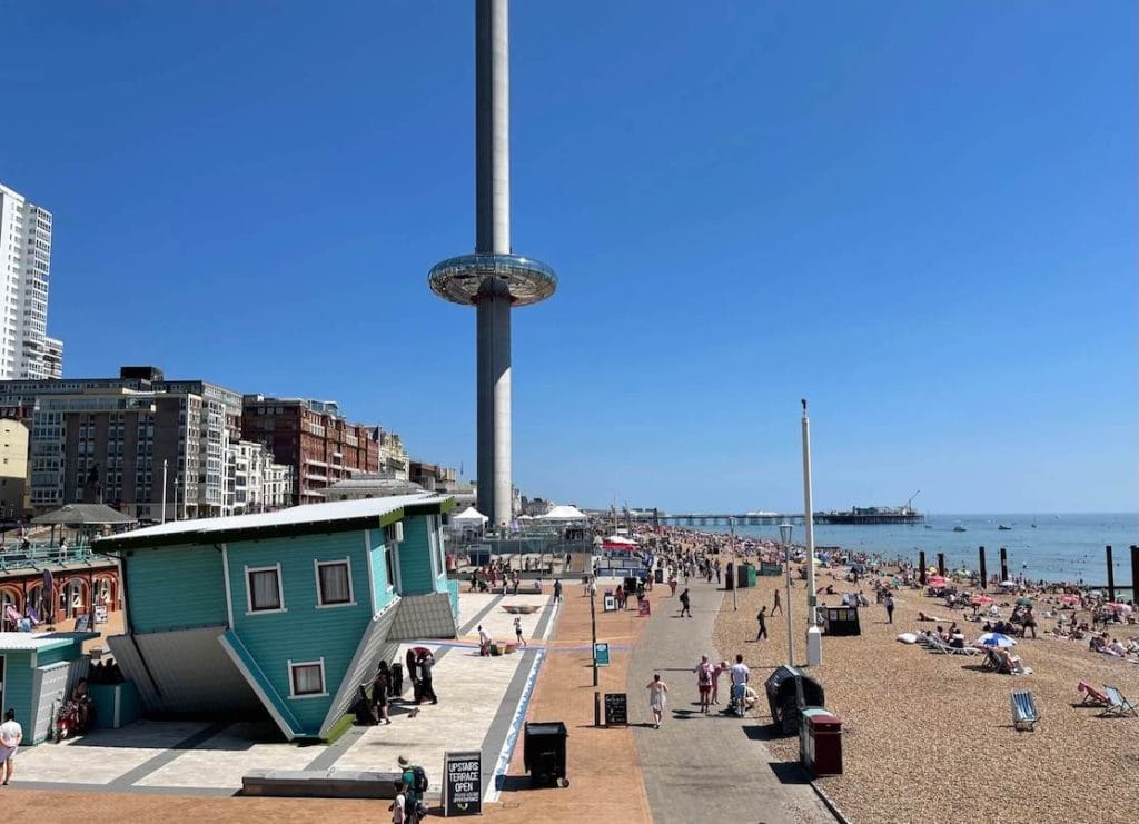 Uma casa de cabeça para baixo, a torre de visualização da BA i360 na orla de Brighton e Hove