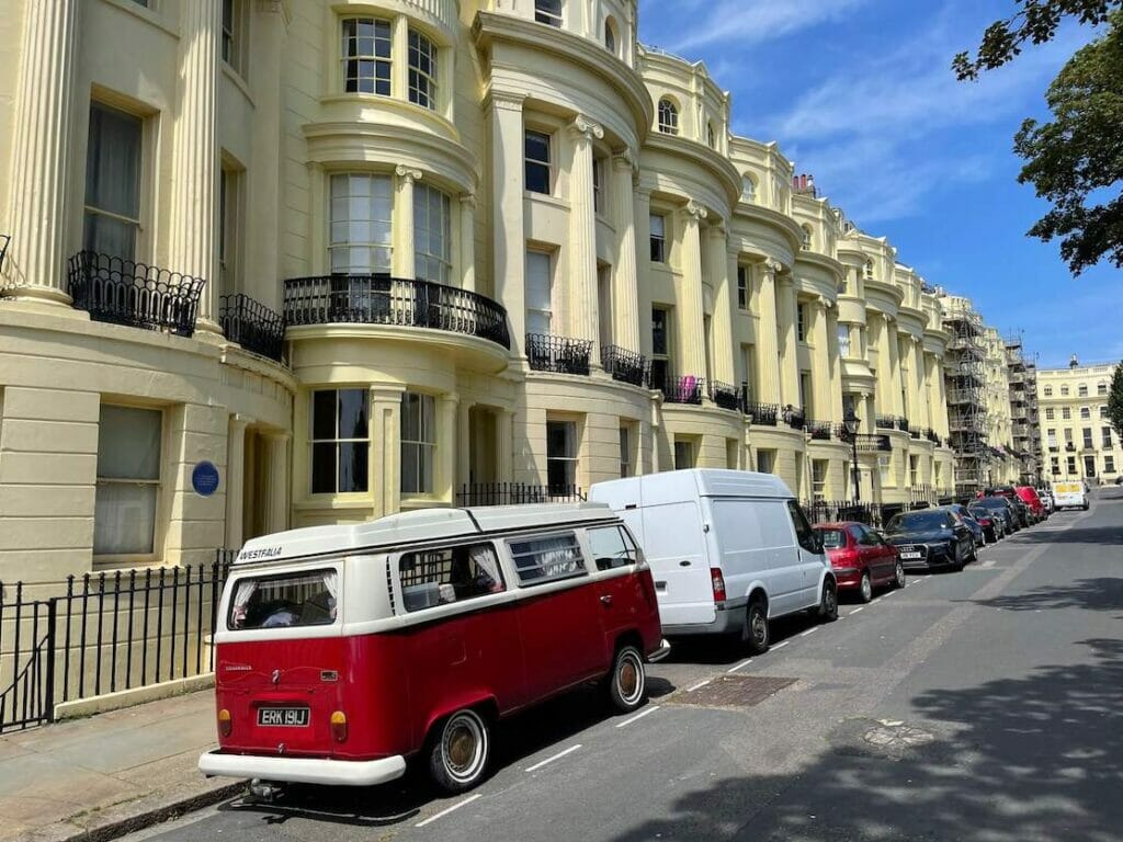 As casas idênticas e alguns carros estacionados na rua em Brunswick Square, Brighton