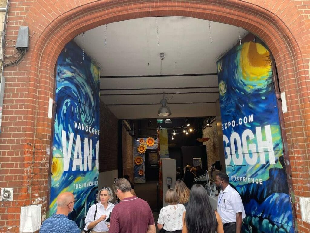 A entrada do edifício onde a exposição imersiva de Van Gogh está acontecendo em Londres